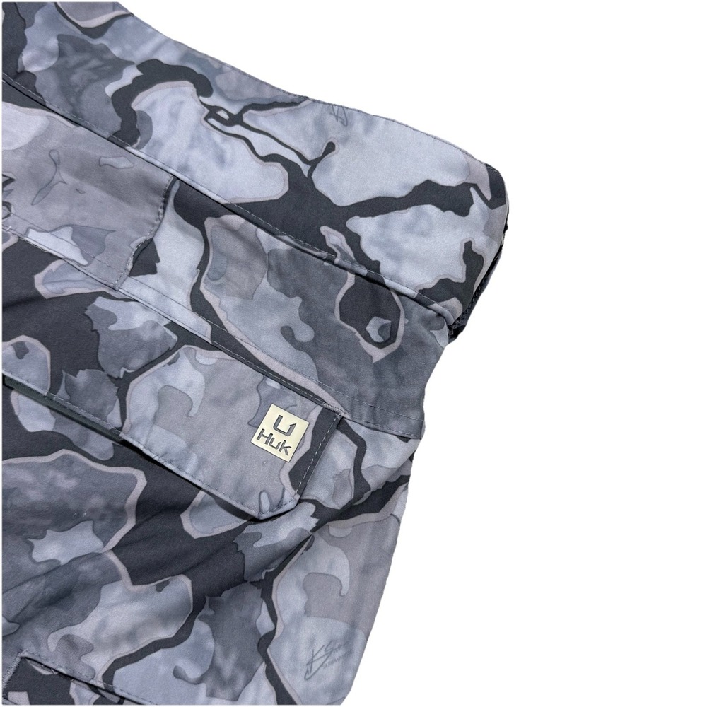 Huk Shorts Mens 2XL Gray Camo Performance Fabrics Fishing Flex Waist
